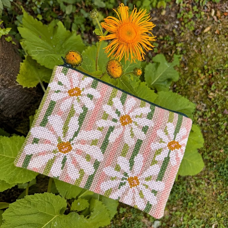 2022-11 Margueritter på stribe clutch fra Pomp Stitch