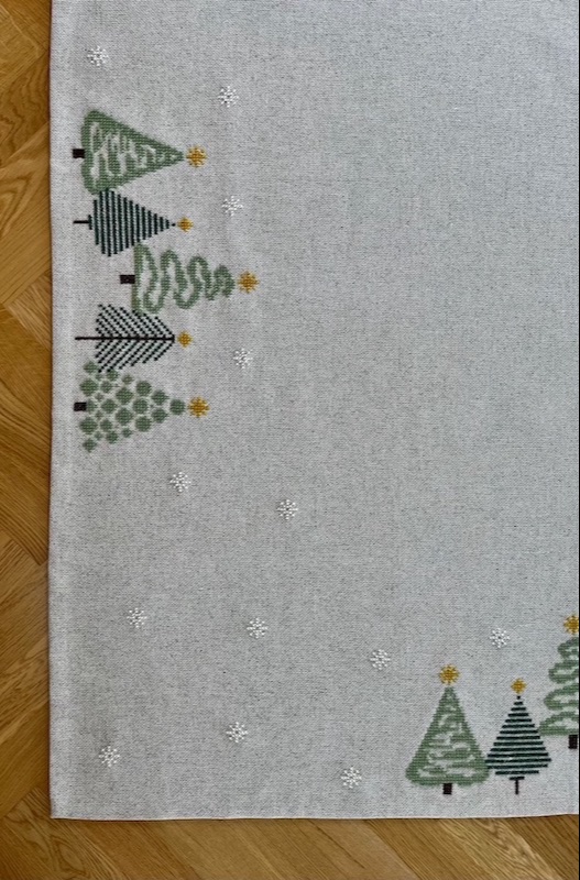 Grøn jul med stil - juletræstæppe 2028-1 fra Pomp Stitch