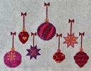 Rød jul med stil - juletræstæppe 2028-2 fra Pomp Stitch 