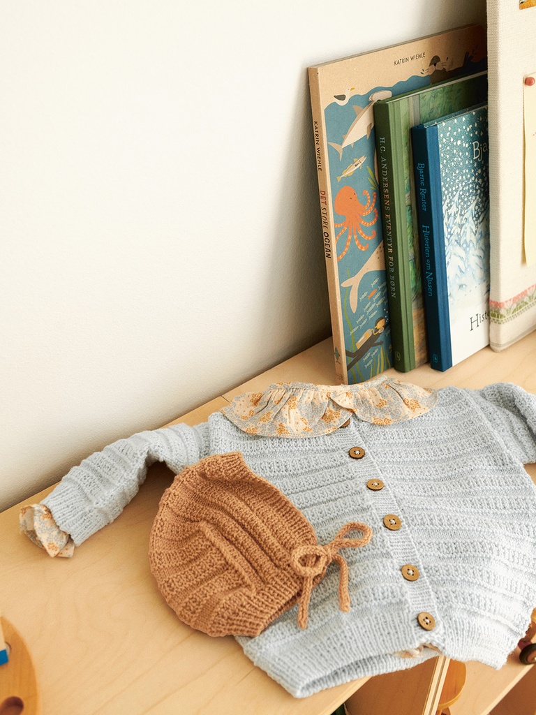 2413-04 Fillip cardigan, pants & bonnet baby