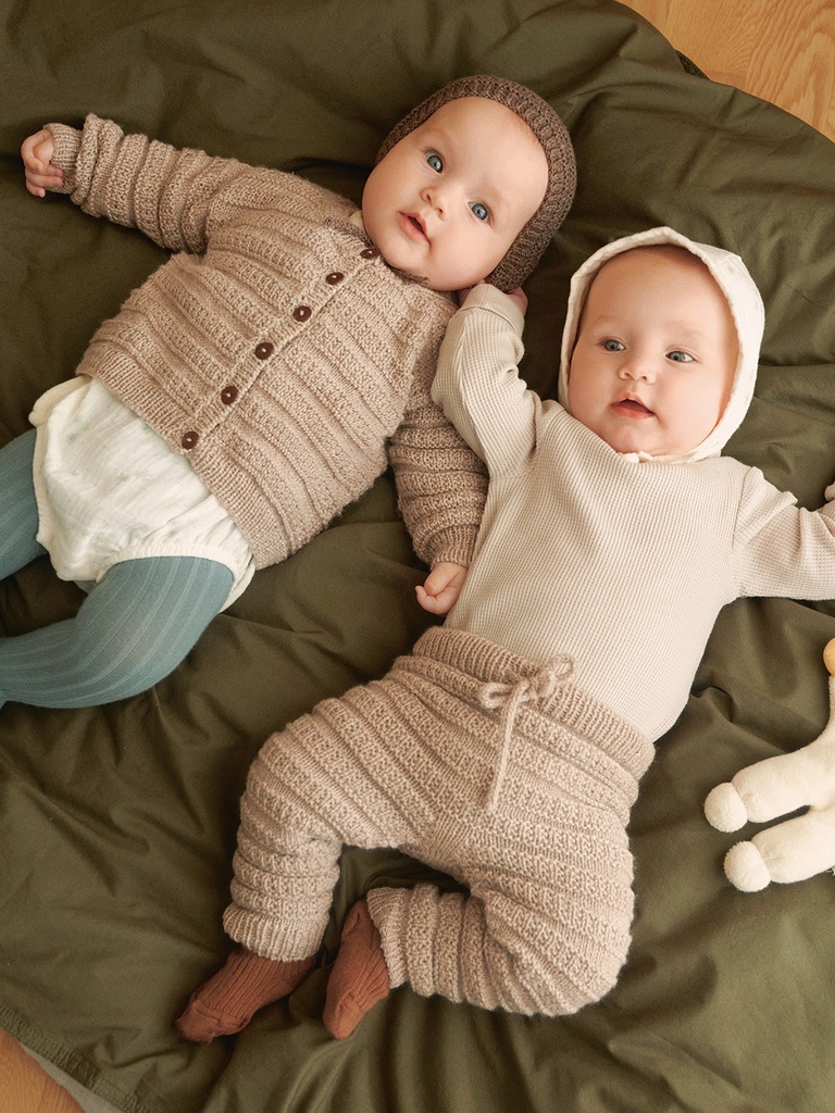 2413-04 Fillip cardigan, pants & bonnet baby