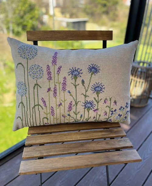 Blue Flowers Pillow, Pomp Stitch 