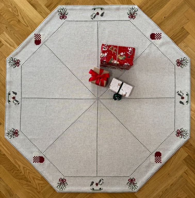Motiver ottekantet juletræstæppe 2028-8 fra Pomp Stitch  