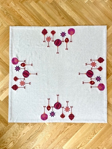 Rød jul med stil - juletræstæppe 2028-2 fra Pomp Stitch